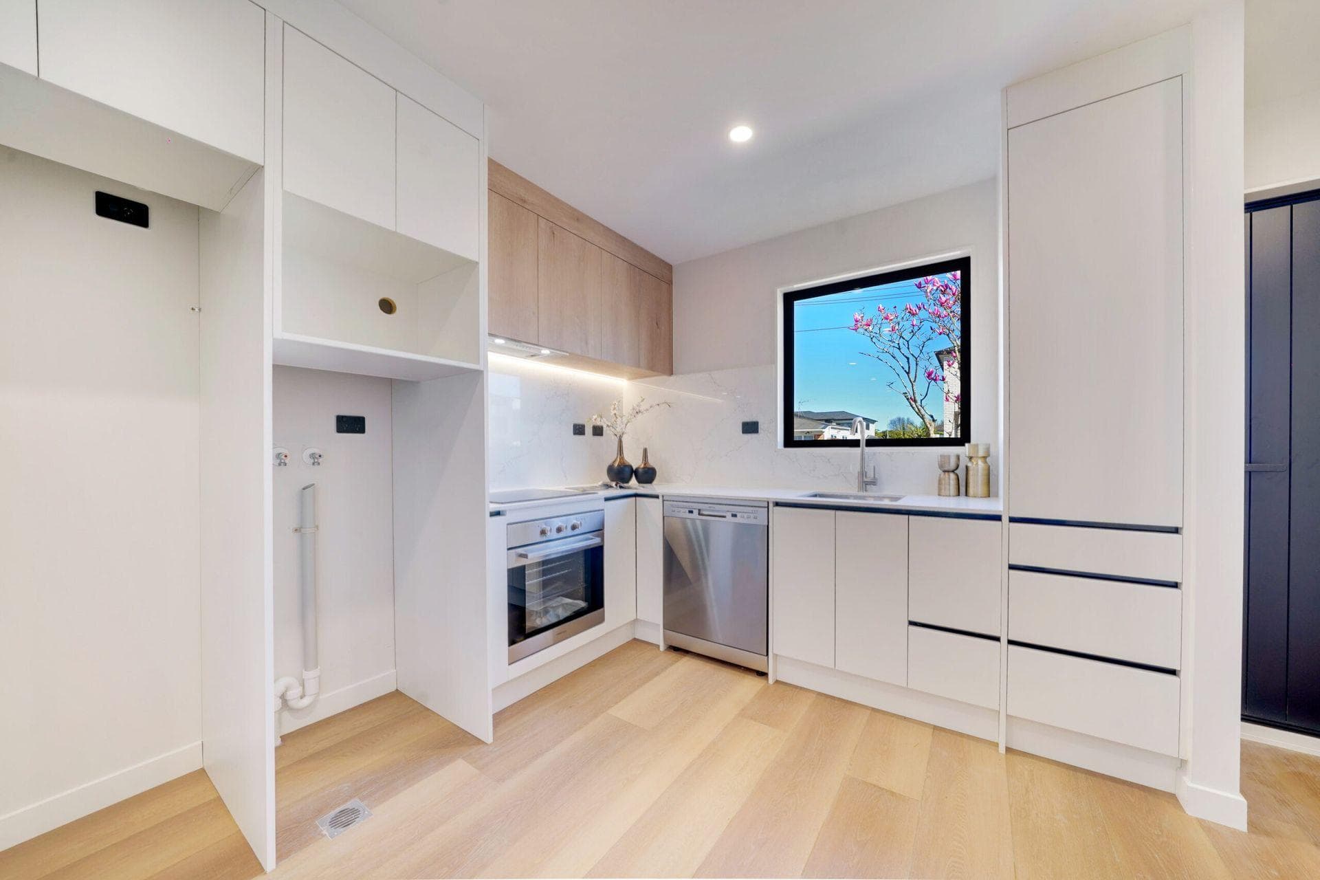 6 & 8 Wilmshurst Avenue, Papatoetoe. Photo 4 of 15.