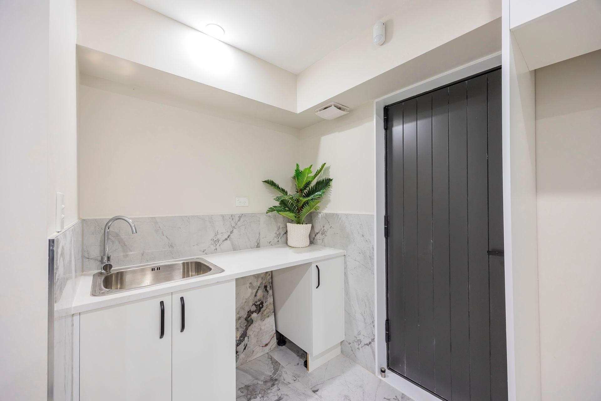 6 Vine Street, Mangere East. Photo 15 of 19.